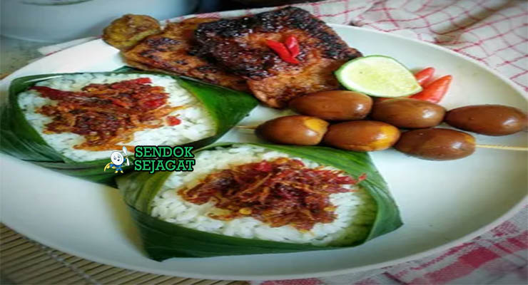 Nasi Kucing Jawa dengan sambal teri dan tempe orek dalam daun pisang