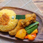 Nasi Minyak Malaysia dengan ayam goreng berempah dan acar timun
