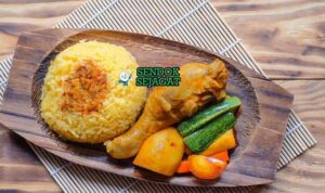Nasi Minyak Malaysia dengan ayam goreng berempah dan acar timun
