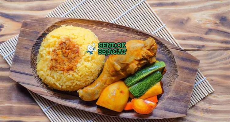 Nasi Minyak Malaysia dengan ayam goreng berempah dan acar timun