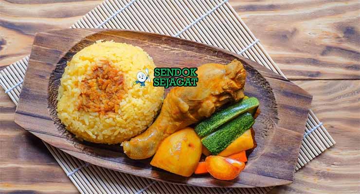 Nasi Minyak Malaysia dengan ayam goreng berempah dan acar timun