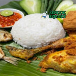 Nasi Tempong Bali dengan sambal pedas dan ikan goreng