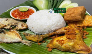 Nasi Tempong Bali dengan sambal pedas dan ikan goreng