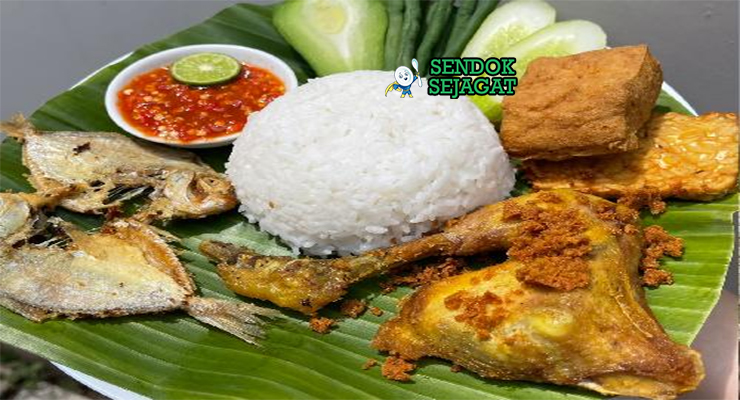 Nasi Tempong Bali dengan sambal pedas dan ikan goreng