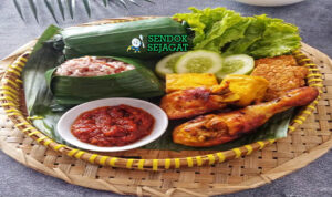 Nasi Timbel Komplit Sunda dengan ayam goreng dan sambal terasi