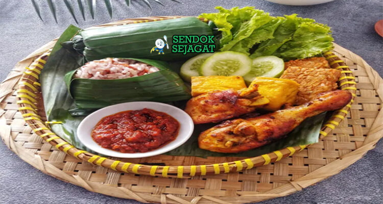 Nasi Timbel Komplit Sunda dengan ayam goreng dan sambal terasi
