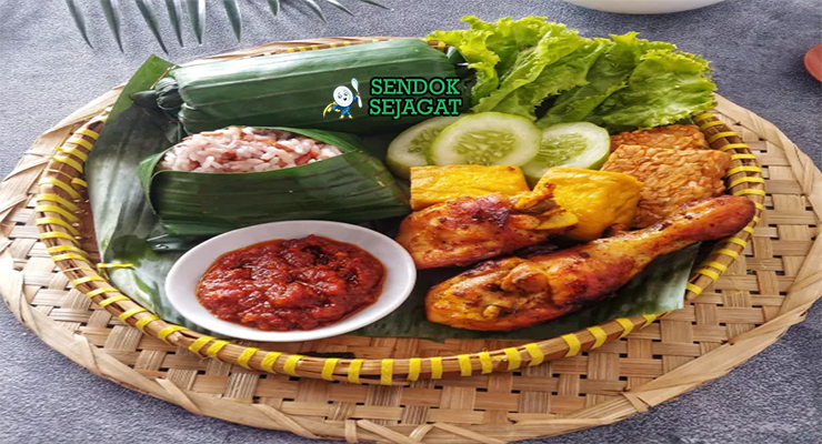 Nasi Timbel Komplit Sunda dengan ayam goreng dan sambal terasi