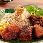 Nasi Ulam Betawi dengan serundeng, ayam goreng, dan kemangi