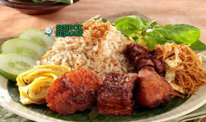 Nasi Ulam Betawi dengan serundeng, ayam goreng, dan kemangi