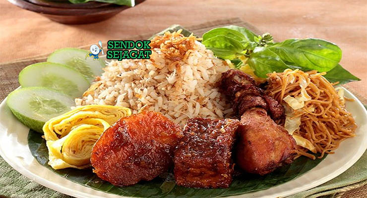 Nasi Ulam Betawi dengan serundeng, ayam goreng, dan kemangi