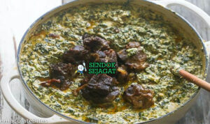 Ndolé Kamerun dengan daun pahit dan pisang raja rebus
