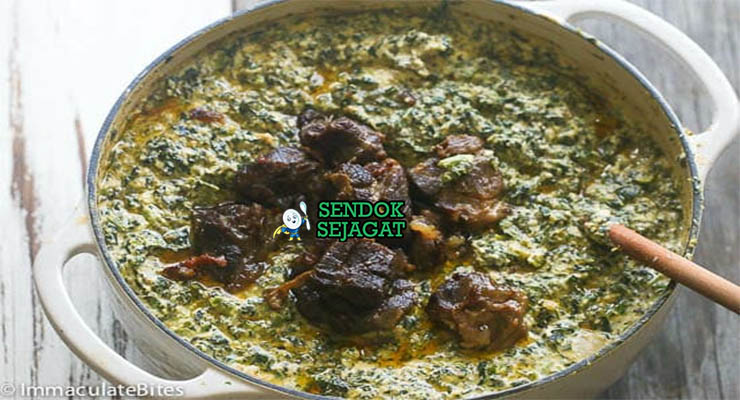 Ndolé Kamerun dengan daun pahit dan pisang raja rebus