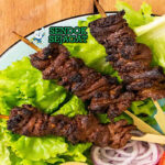 Nigerian Suya dengan daging sapi, bawang merah, dan tomat