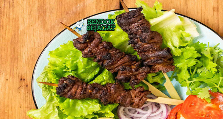 Nigerian Suya dengan daging sapi, bawang merah, dan tomat