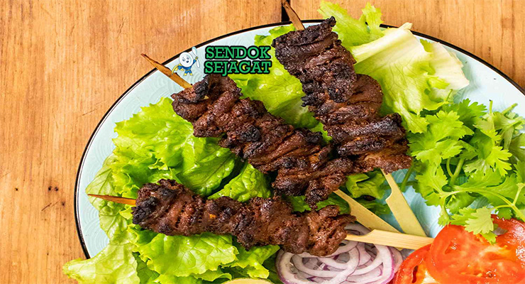 Nigerian Suya dengan daging sapi, bawang merah, dan tomat