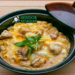 Oyakodon Jepang dengan ayam, telur, dan kuah di atas nasi