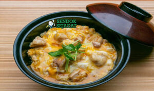 Oyakodon Jepang dengan ayam, telur, dan kuah di atas nasi