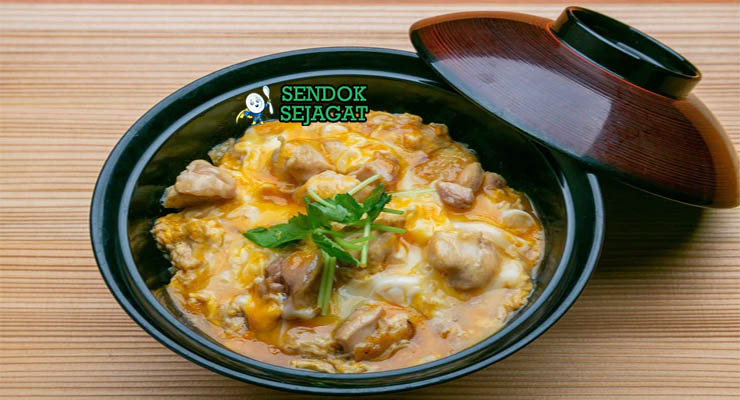 Oyakodon Jepang dengan ayam, telur, dan kuah di atas nasi
