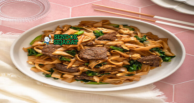 Thai Pad See Ew dengan mie lebar, ayam, dan brokoli Cina