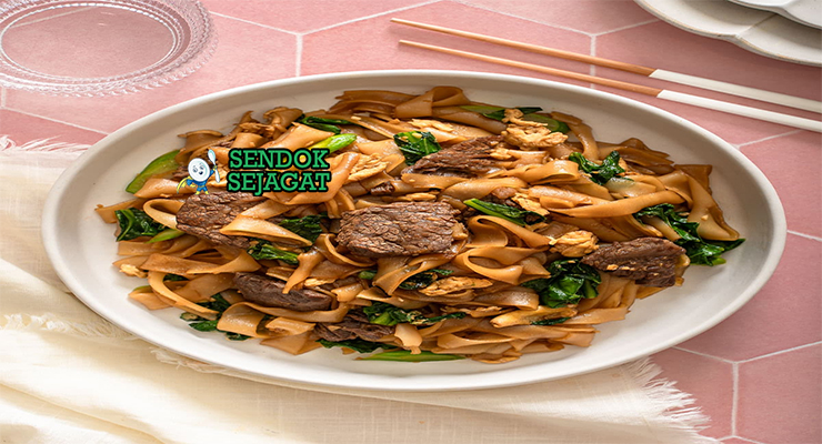 Thai Pad See Ew dengan mie lebar, ayam, dan brokoli Cina