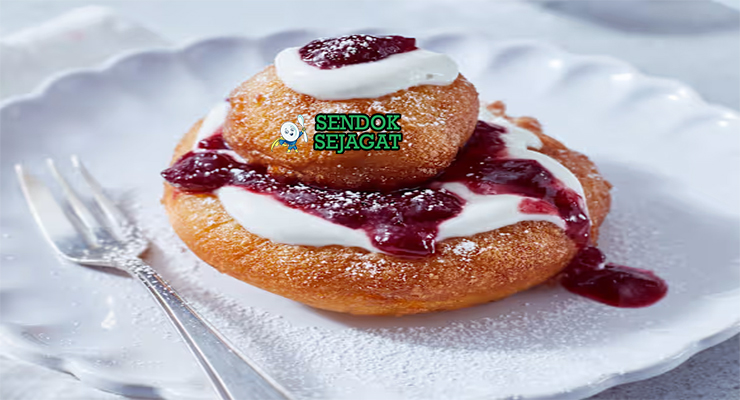 Romanian Papanasi dengan krim asam dan selai blueberry