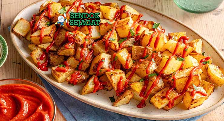 Patatas Bravas Spanyol dengan saus tomat pedas dan aioli
