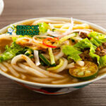 Malaysian Penang Asam Laksa dengan mie beras dan kuah ikan asam