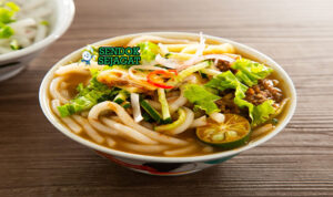 Malaysian Penang Asam Laksa dengan mie beras dan kuah ikan asam