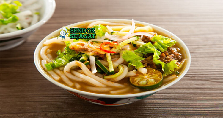 Malaysian Penang Asam Laksa dengan mie beras dan kuah ikan asam