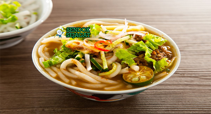 Malaysian Penang Asam Laksa dengan mie beras dan kuah ikan asam