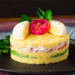 Peruvian Causa Rellena dengan lapisan kentang dan isian ayam