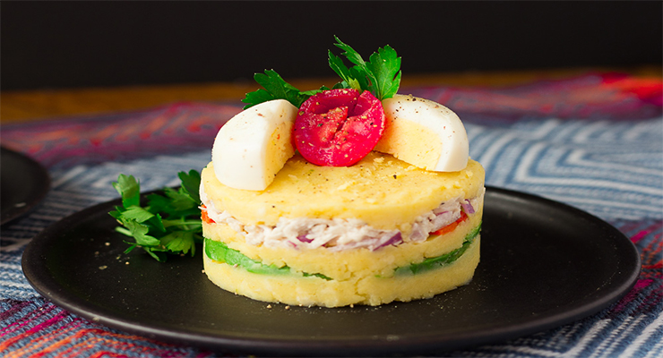 Peruvian Causa Rellena dengan lapisan kentang dan isian ayam