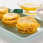 Puerto Rican Tostones dengan saus mojo bawang putih
