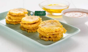 Puerto Rican Tostones dengan saus mojo bawang putih