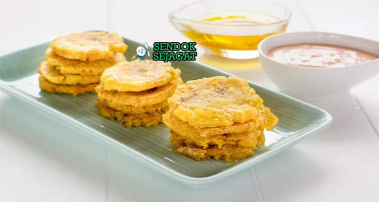 Puerto Rican Tostones dengan saus mojo bawang putih