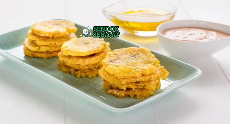 Puerto Rican Tostones dengan saus mojo bawang putih