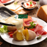 Bahan-bahan untuk Raclette, termasuk keju raclette dan kentang kecil
