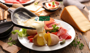 Bahan-bahan untuk Raclette, termasuk keju raclette dan kentang kecil