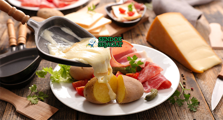 Bahan-bahan untuk Raclette, termasuk keju raclette dan kentang kecil