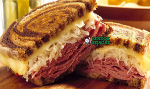 Reuben Sandwich Amerika dengan corned beef, keju Swiss, dan sauerkraut