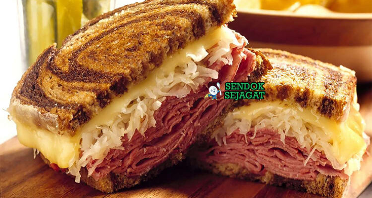 Reuben Sandwich Amerika dengan corned beef, keju Swiss, dan sauerkraut