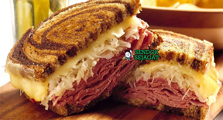Reuben Sandwich Amerika dengan corned beef, keju Swiss, dan sauerkraut