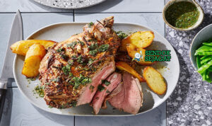 Roast Lamb with Mint Sauce Australia dengan daging juicy dan saus mint