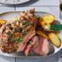 Roast Lamb with Mint Sauce Australia dengan daging juicy dan saus mint
