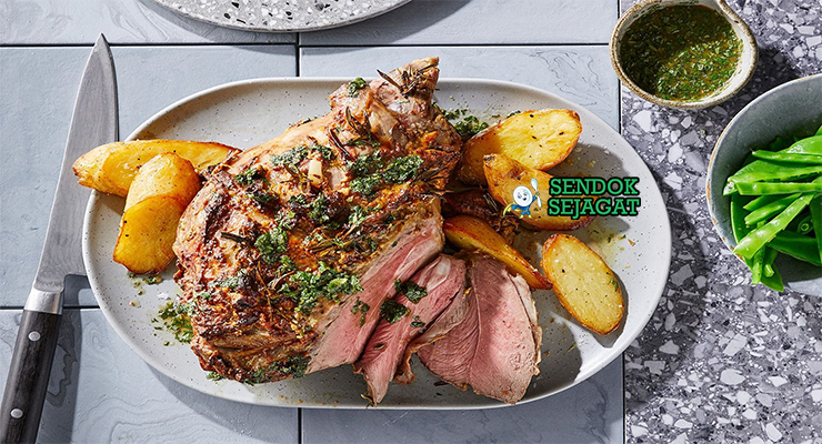 Roast Lamb with Mint Sauce Australia dengan daging juicy dan saus mint