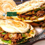 Rou Jia Mo ayam halal dengan roti mo dan isian ayam berbumbu