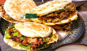 Rou Jia Mo ayam halal dengan roti mo dan isian ayam berbumbu
