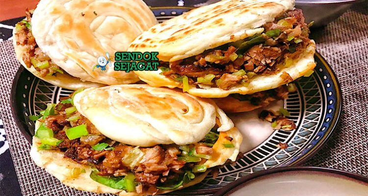 Rou Jia Mo ayam halal dengan roti mo dan isian ayam berbumbu