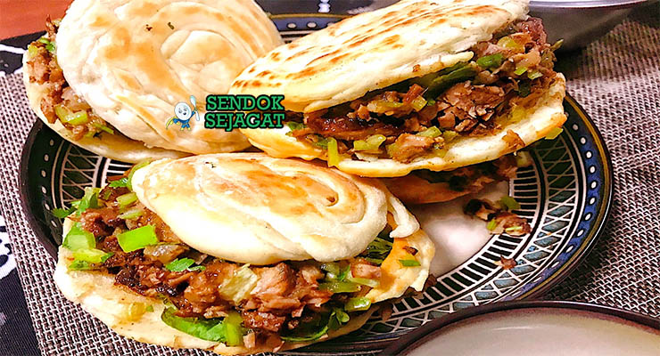 Rou Jia Mo ayam halal dengan roti mo dan isian ayam berbumbu