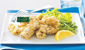 Australian Salt and Pepper Squid dengan saus aioli dan garnish peterseli